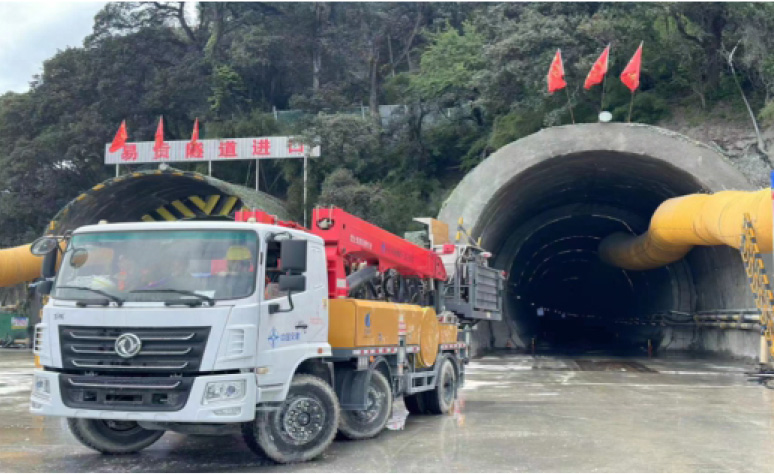 Underground excavation emulsion explosive charging vehicle