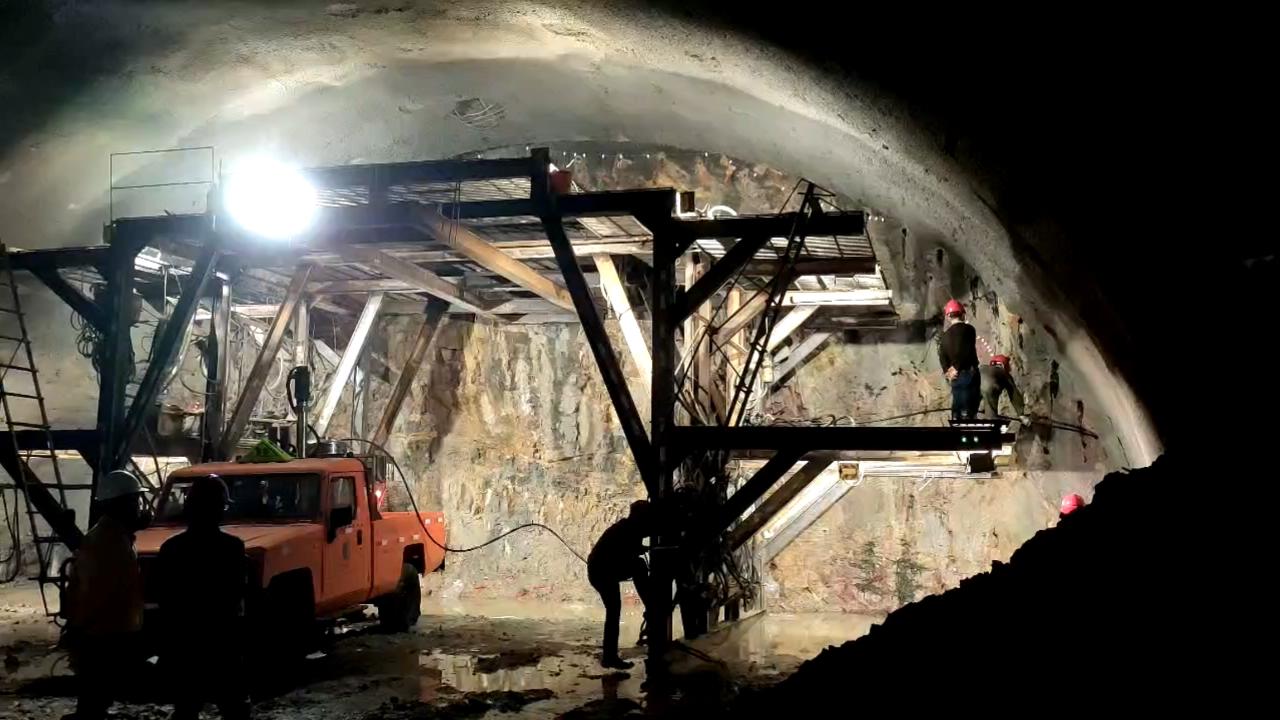 Underground excavation emulsion explosive charging vehicle