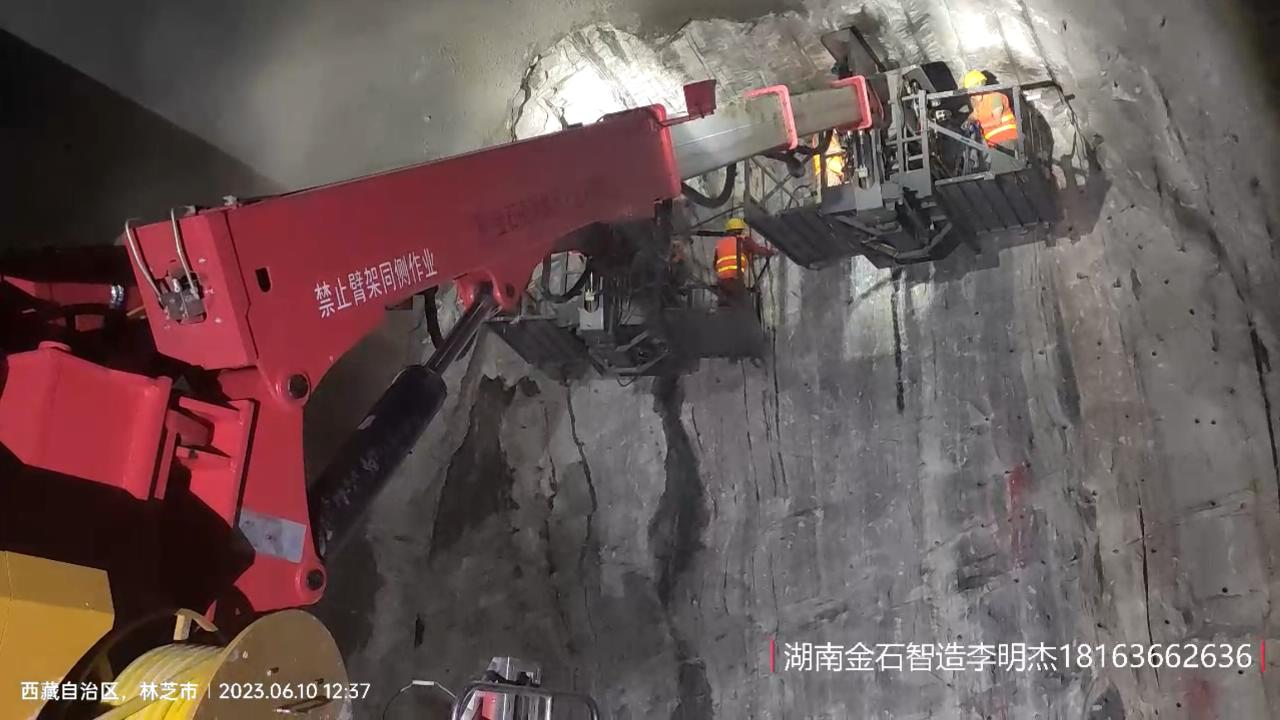 Underground excavation emulsion explosive charging vehicle