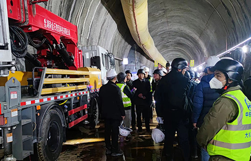 Can precisely control the density of mixed explosives. China's mechanized mixed explosive technology has completed tunnel application tests